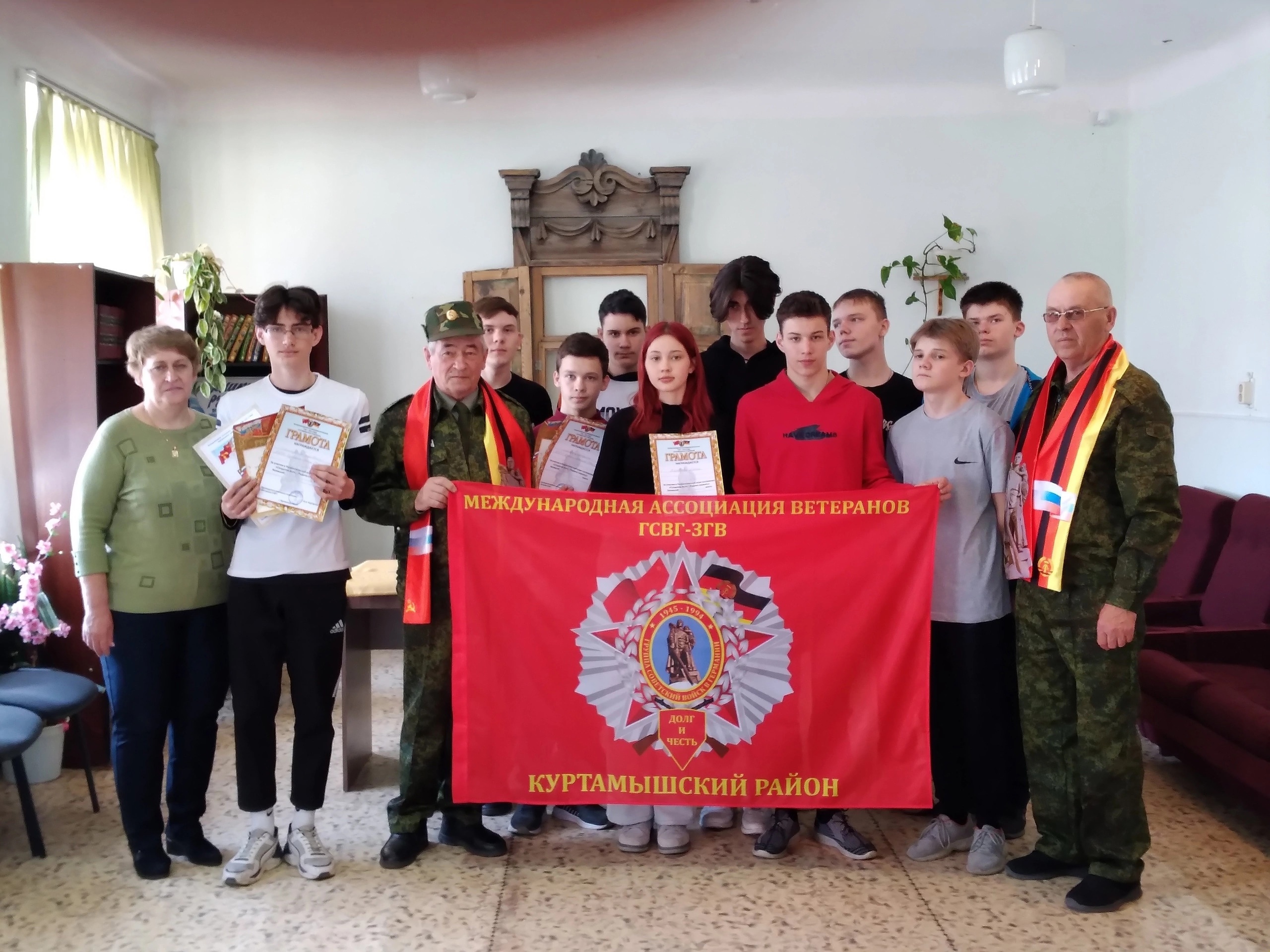 СОЛДАТОМ БЫТЬ – РОДИНЕ СЛУЖИТЬ.