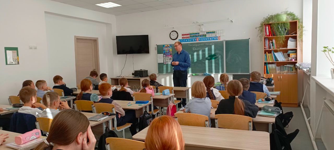 В преддверии Дня Отца к учащимся в школу заглянули их папы .