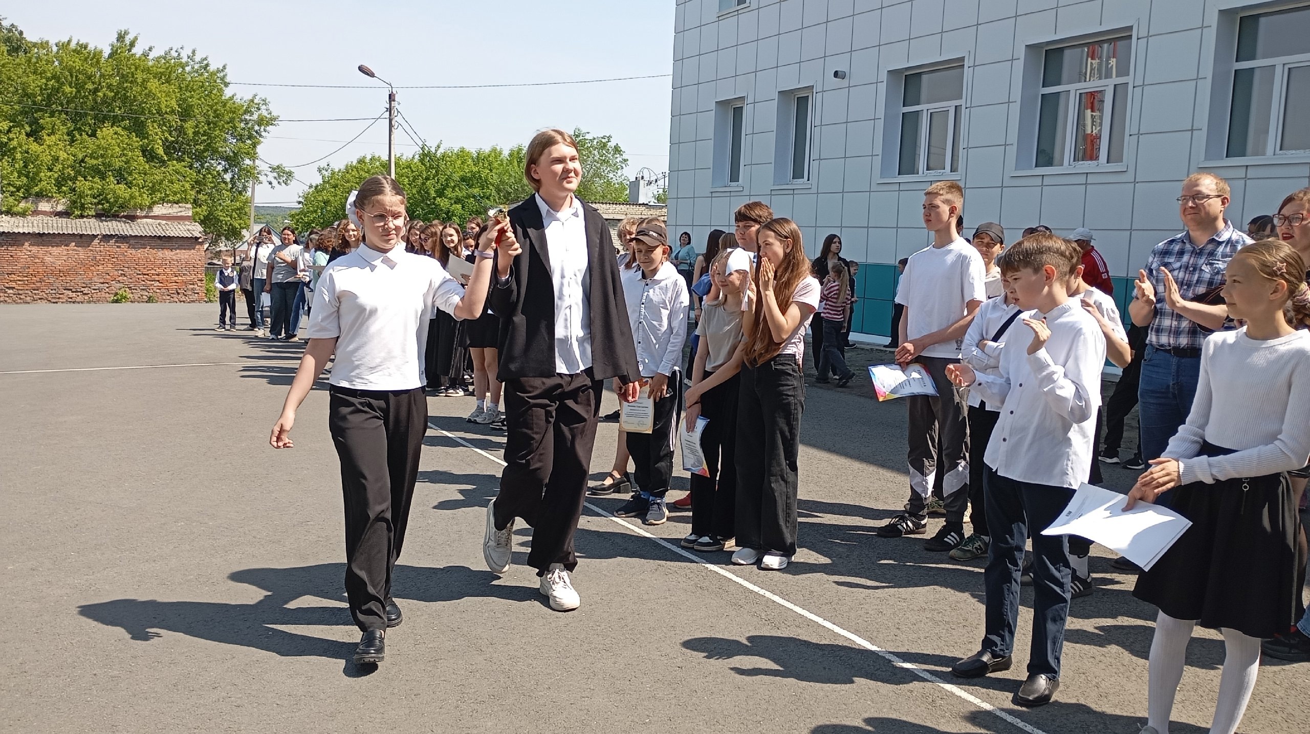 Торжественная линейка, посвящённая окончанию учебного года.